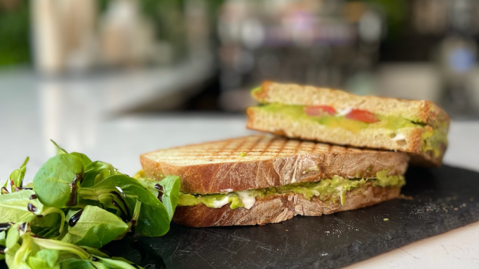 Hausgemachtes Sandwich mit Avocado und Salat
