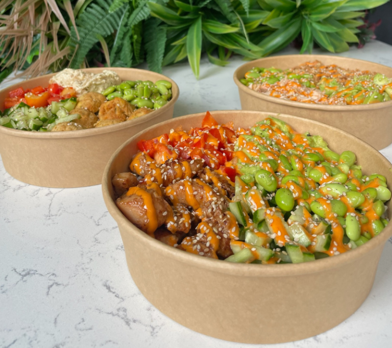 Drei frisch zubereitete Reis Bowls: Tofu, Falafel und Chicken
