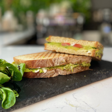 Hausgemachtes Sandwich mit Avocado und Salat