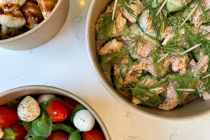 Tomate-Mozzarella-Spieße, Chicken-Spieße und Lachs-Gurken-Spieße für ein Catering