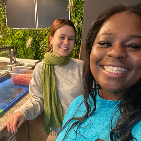 Portait von Shellys Gründerin Rachel Rehberg (rechts) und Store Managerin Nina (links)