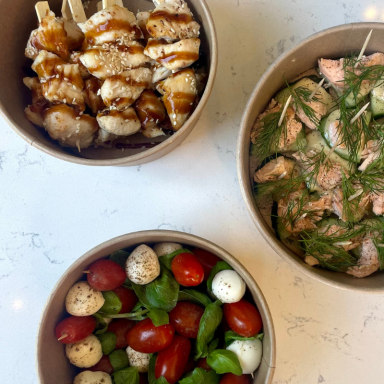 Tomate-Mozzarella-Spieße, Chicken-Spieße und Lachs-Gurken-Spieße für ein Catering