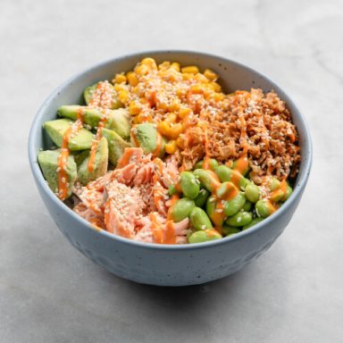 Frisch zubereitete Bowl mit Edamame, Mais, Avocado und Röstzwiebeln