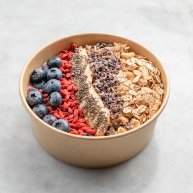 Frisch zubereitete Bowl mit Granola, Beeren und Banane