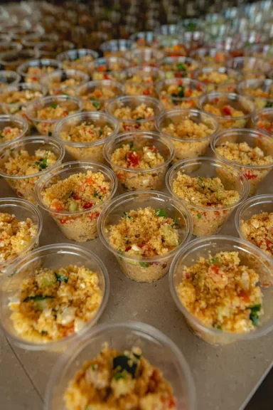 Couscous-Salat in kleinen Bechern aufgestellt