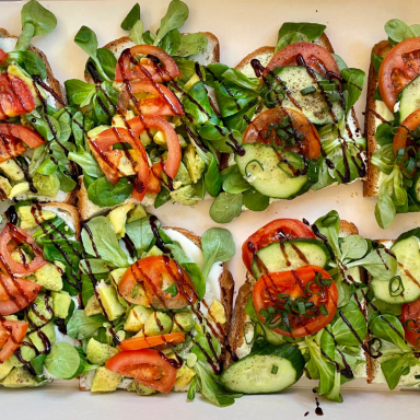 Frisch zubereitete Brote mit Salat, Gurke und Tomate für ein Catering