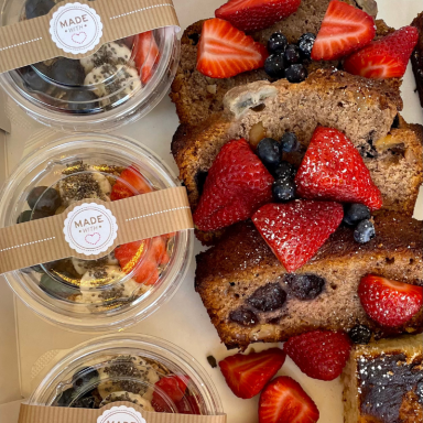 Acai-Bowls und Banana Bread mit Beeren getoppt für ein Catering