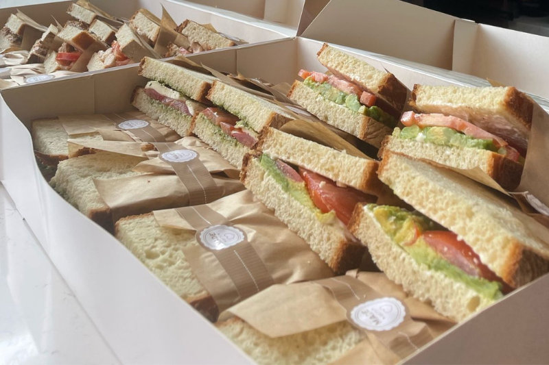 Frisch zubereitete Sandwiches für ein Catering
