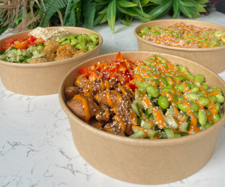 Drei frisch zubereitete Reis Bowls: Tofu, Falafel und Chicken