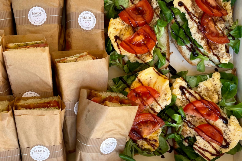 Frisch zubereitete Sandwiches und Breads mit Avocado, Ei, Tomate und Salat für ein Catering